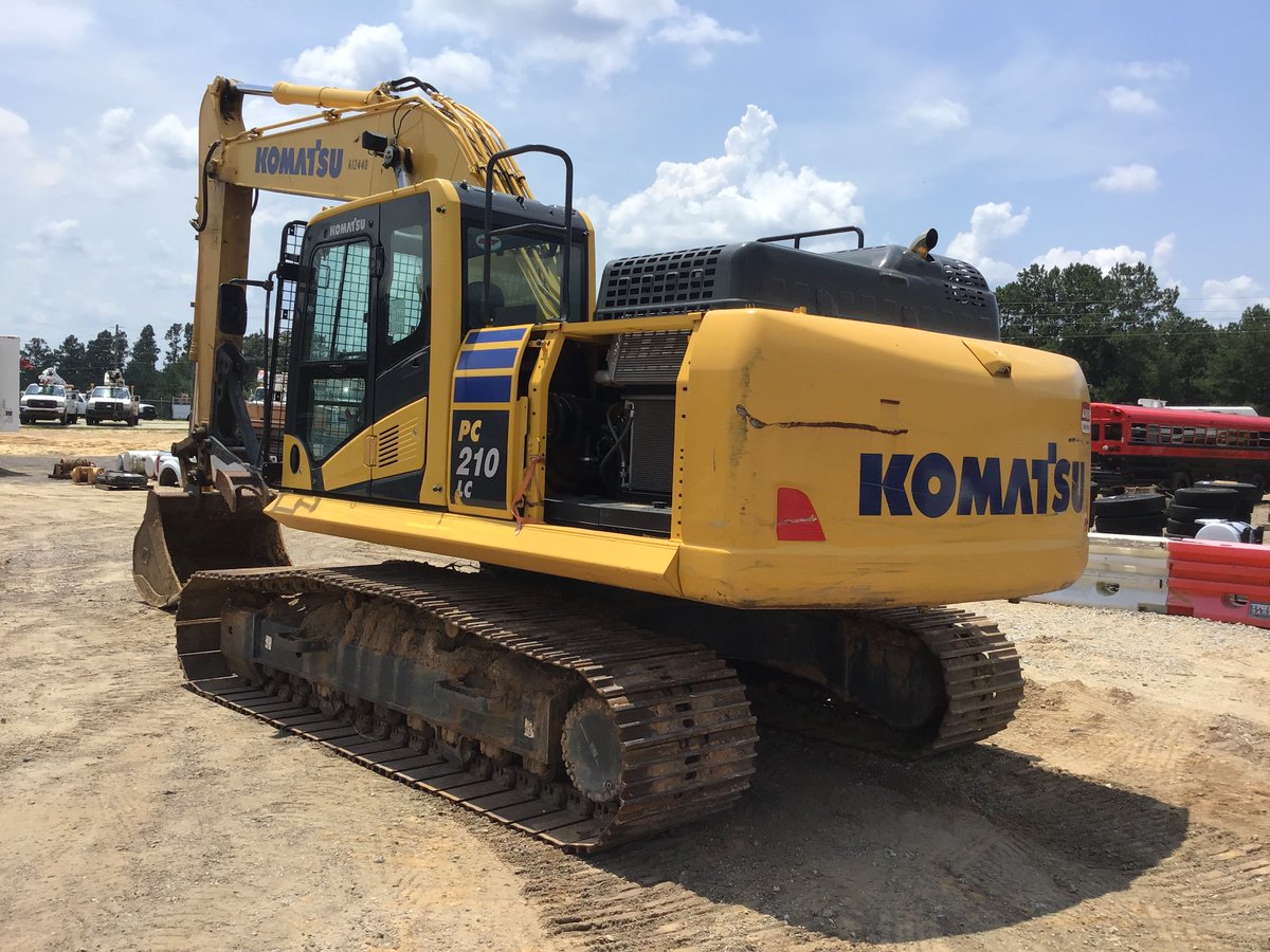 JMAuctioneers's tweet photo. Check out this 2017 #KOMATSU PC210LC-11 #HYDRAULIC #EXCAVATOR that just arrived! This item &amp; more to be sold in #Brooklyn (Hattiesburg), MS - Aug 16 &amp; 17. Search &amp; view items here: https://t.co/yqMIu250XS #JeffMartinAuctioneers #Auction #Trackhoe #HeavyEquipment #YardFull https://t.co/HrpoIln6cH