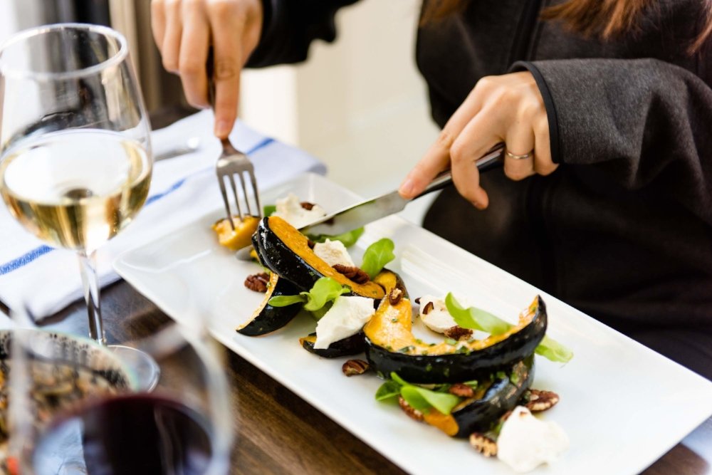 squarespace's tweet photo. Today's #SquarespaceSpotlight: Non-profit social enterprise @EmmasTorch, which provides top-notch culinary training to refugees in order to help them find meaningful food industry careers. Learn more about the org, named in honor of Emma Lazarus, here: https://t.co/o0LO566yhZ https://t.co/mc1LKeP6n1