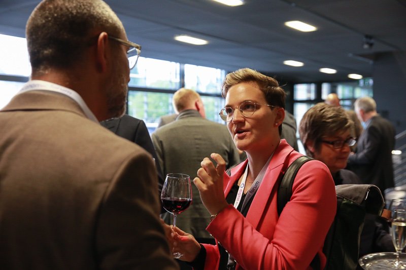 DigitalForumCH's tweet photo. Nach drei Stunden geballter Ladung an Impulsen in den drei Dimensionen Wissenschaft, Wirtschaft und Gesellschaft, diskutieren die Teilnehmenden im gemütlichen Networking-Ambiente. Den trotz Digitalisierung – der Mensch steht im Zentrum! #DEF19 #Zentralschweiz https://t.co/WYo3zTITcP
