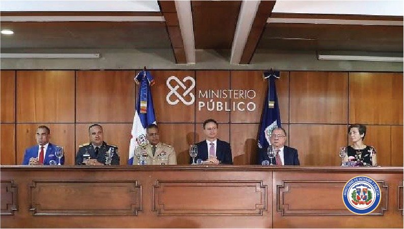 MinInteriorRD's tweet photo. Además, el presidente de la @DNCDRD, vicealmirante Félix Alburquerque Comprés, y el representante regional de la Oficina de las Naciones Unidas contra la Droga y el Delito (#UNODOC), José Vila Del Castillo. #InterioryPolicíaRD #ManualdeInvestigación https://t.co/K3bjBtsv6O