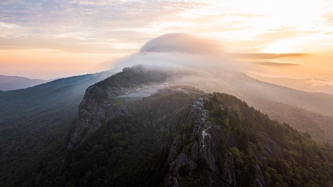 ExploreBoone's tweet photo. A veil of clouds drapes Grandfather Mountain.
📷: @iambab_xiii Billy Bowling

#exploreboone #itsbetterinboone https://t.co/PTnp7k15VZ