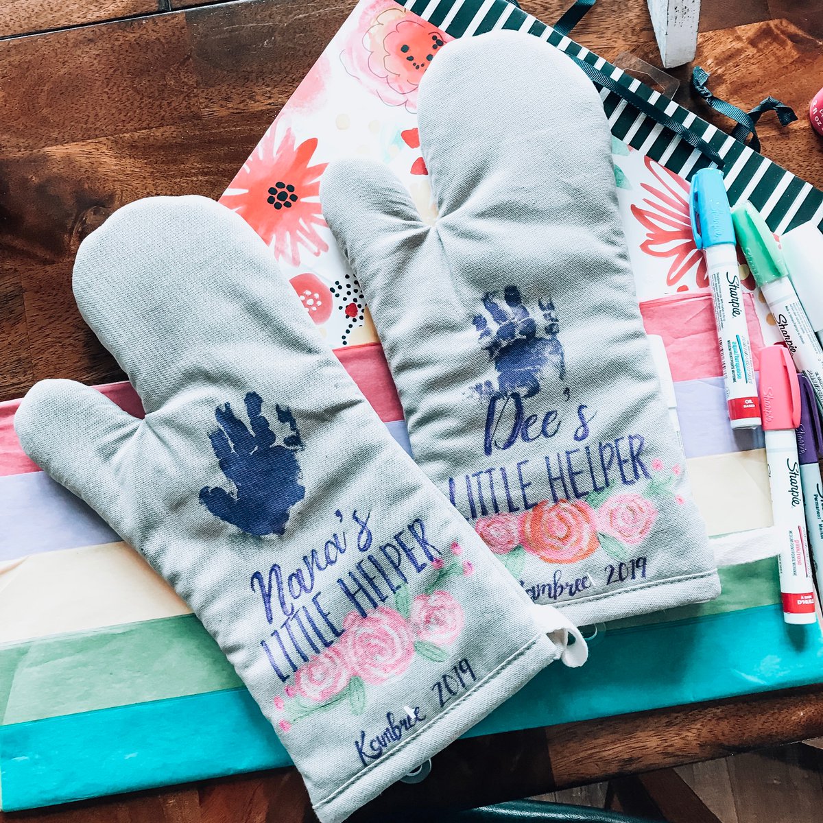 krisandlil's tweet photo. Don't forget about Grandparents Day on Sept 8th! This DIY oven mitt makes the perfect gift! #grandparentsday #diy #sharpie
https://t.co/i2XyfuBxKo https://t.co/SEfcGO9mFj
