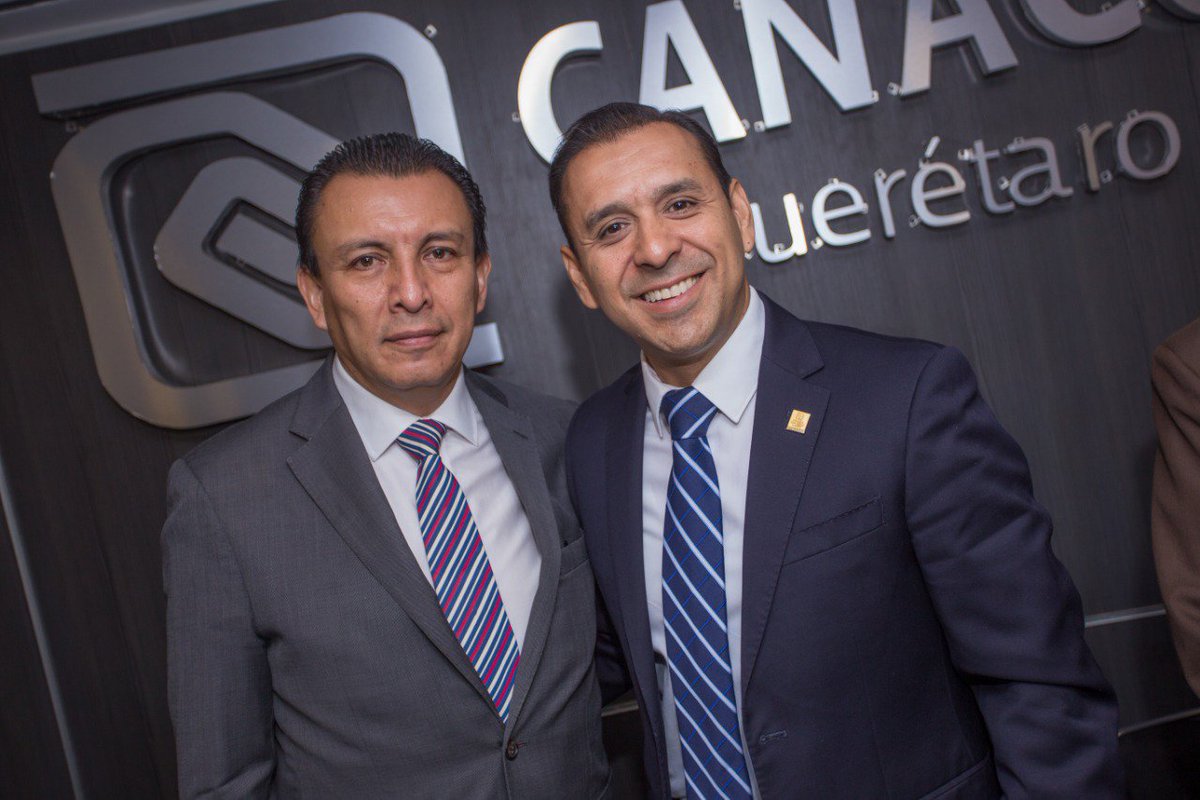 CanacoQro's tweet photo. En rueda de prensa nuestro Pdte @CARLOSHABACUC el Vicepresidente de #CanacoQro #AlejandroParedes, el Srio de SP #JuanLuisFerruzcaOrtiz, el Srio de SC #JuanMarcosGranados y el Coordinador PREPOL #MarioAguilar presentaron la 11°edición del premio al policía del año #Prepol2019. https://t.co/KWiJXcoApD