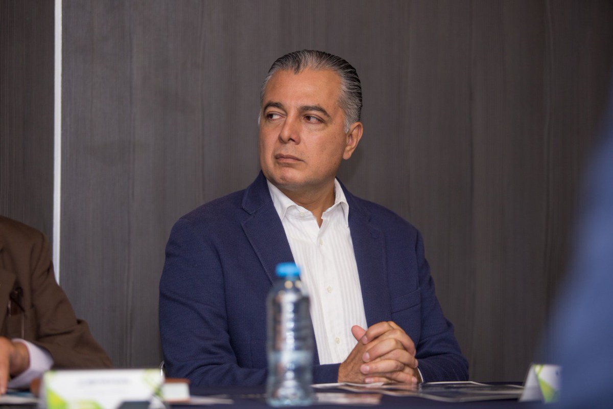 CanacoQro's tweet photo. En rueda de prensa nuestro Pdte @CARLOSHABACUC el Vicepresidente de #CanacoQro #AlejandroParedes, el Srio de SP #JuanLuisFerruzcaOrtiz, el Srio de SC #JuanMarcosGranados y el Coordinador PREPOL #MarioAguilar presentaron la 11°edición del premio al policía del año #Prepol2019. https://t.co/KWiJXcoApD