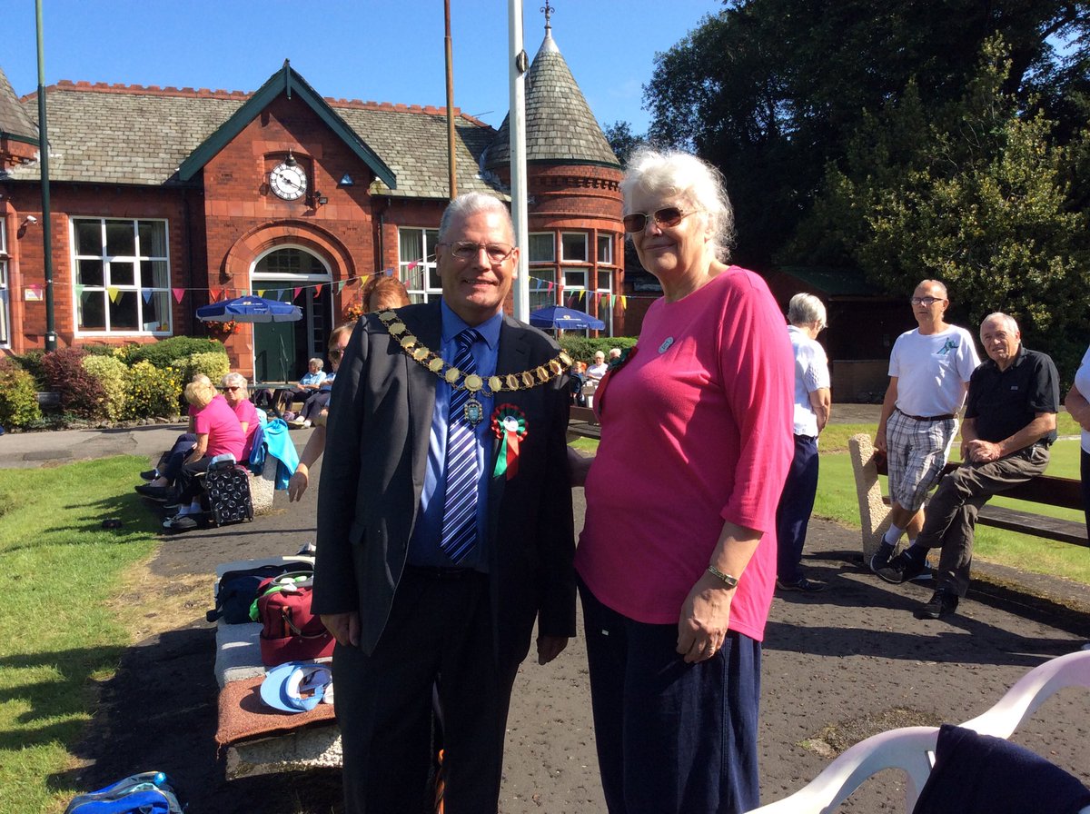 Townswomen's tweet photo. Thank you Councillor David Borrow ⁦@PrestonMayor⁩  for joining us at the Moor Park Club for our Crown Green Bowls Final.
We all had a brilliant time in Preston and are looking forward to next year’s competition which is on Friday 7th August.
⁦@EndLonelinessUK⁩ https://t.co/jMVlpw3j8O
