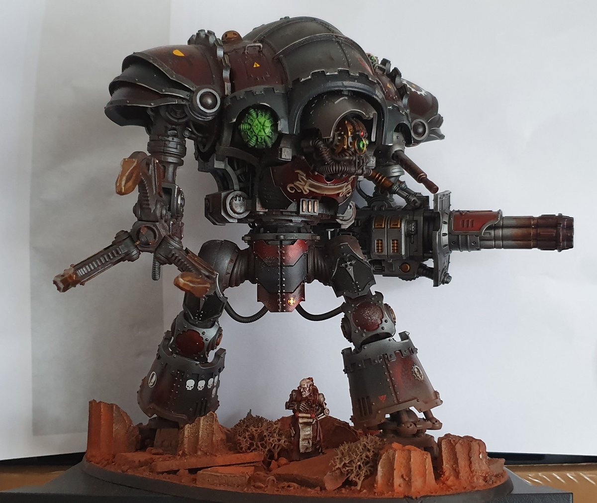 Tatters1717's tweet photo. Started trying to spruce up the bases somewhat to show the scale of the #imperialknights and make them a bit more intriguing
First picture - #EndlessFury and rag tag soldier, second with a Sacristan analyst
#PaintingWarhammer #paintingminiatures #40k #warmongers #warhammer40k https://t.co/rFlMWKFVTo
