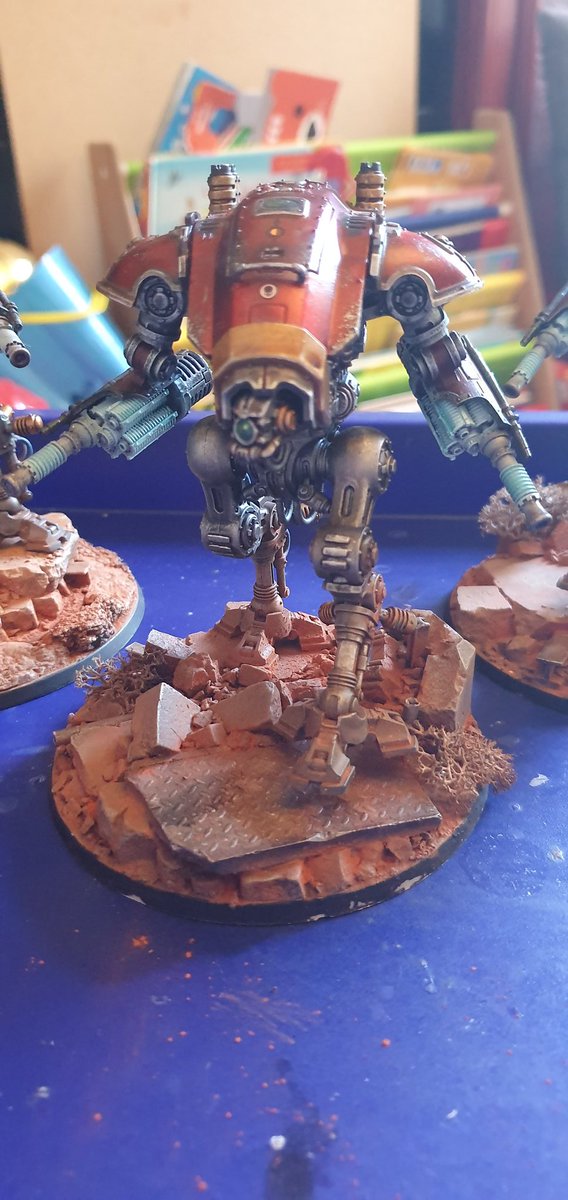 Tatters1717's tweet photo. Started trying to spruce up the bases somewhat to show the scale of the #imperialknights and make them a bit more intriguing
First picture - #EndlessFury and rag tag soldier, second with a Sacristan analyst
#PaintingWarhammer #paintingminiatures #40k #warmongers #warhammer40k https://t.co/rFlMWKFVTo