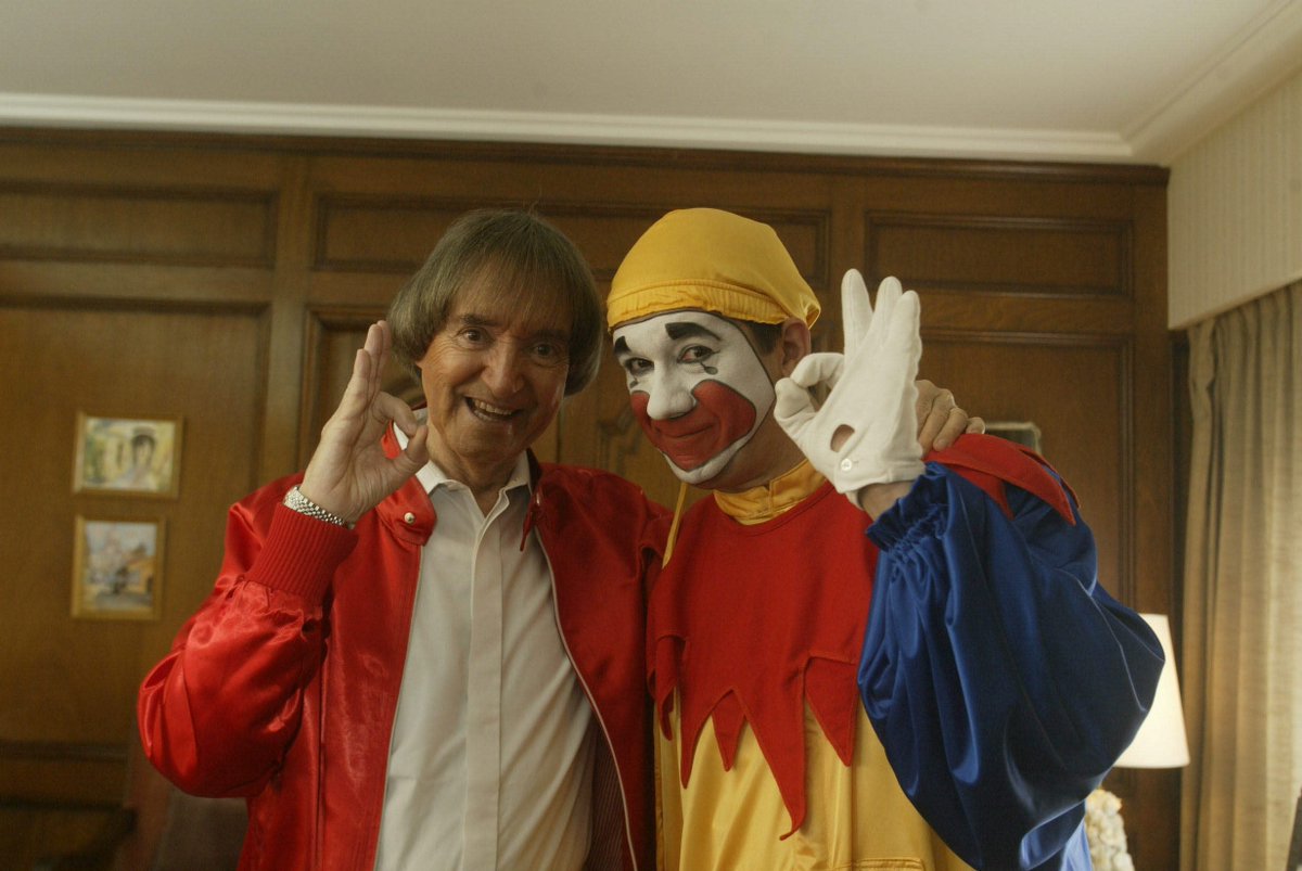 Hoy cumple 94 años Carlitos Balá. Muchas veces pasó por Córdoba y acompañó con su humor a la redacción de <a href="/LAVOZcomar/">LAVOZcomar</a> (década del 80) y en shows junto a <a href="/pinonfijo1/">Piñon Fijo Oficial</a> (2005).