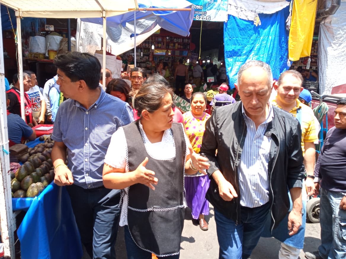 SedecoCDMX's tweet photo. 🛑Proceso de reubicación en la Nave Mayor previo al balizamiento🛑
#MercadoMerced
👉🏼Participaron funcionarios de la #SEDECO y de la @A_VCarranza @julioc_moreno 👈🏼
🛍🥒#InnovandoTuMercado
🤝👨👨👦👦#HaciendoEquipo https://t.co/calvrijJfV