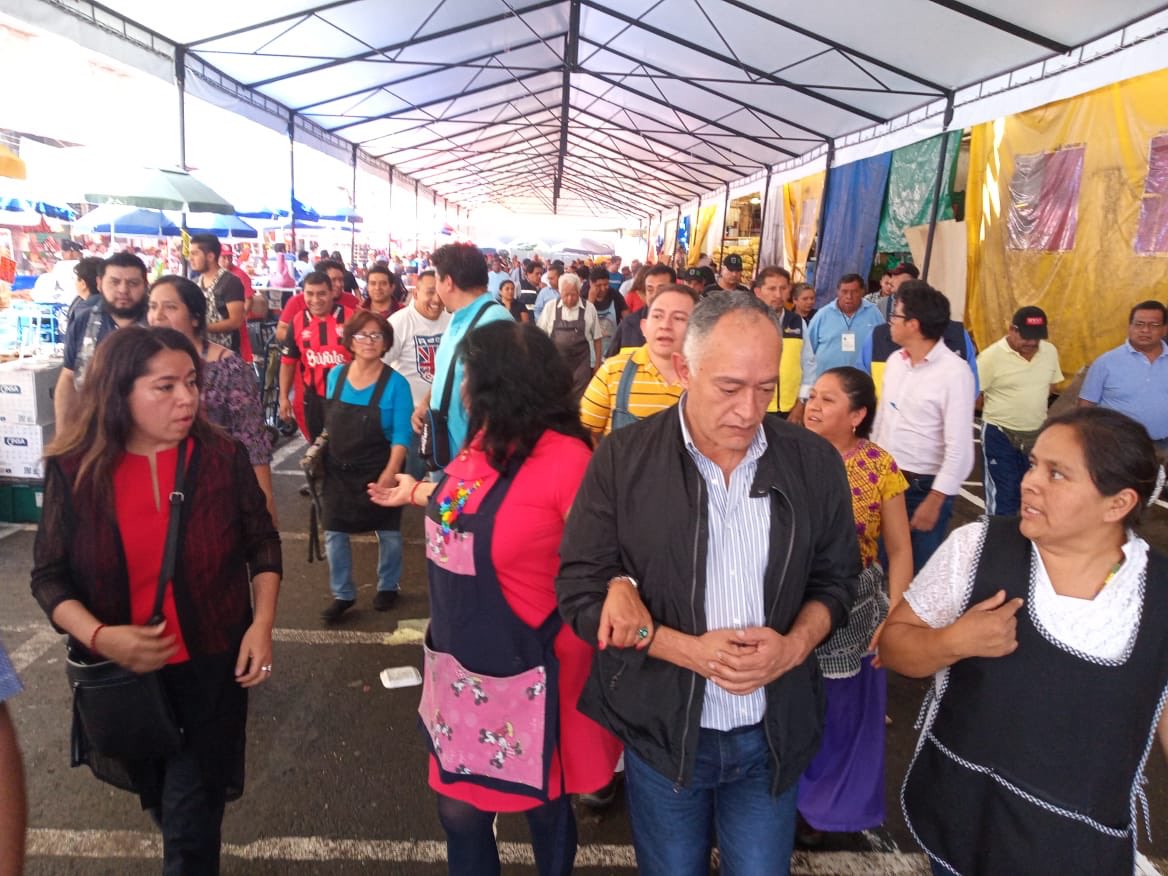 SedecoCDMX's tweet photo. 🛑Proceso de reubicación en la Nave Mayor previo al balizamiento🛑
#MercadoMerced
👉🏼Participaron funcionarios de la #SEDECO y de la @A_VCarranza @julioc_moreno 👈🏼
🛍🥒#InnovandoTuMercado
🤝👨👨👦👦#HaciendoEquipo https://t.co/calvrijJfV