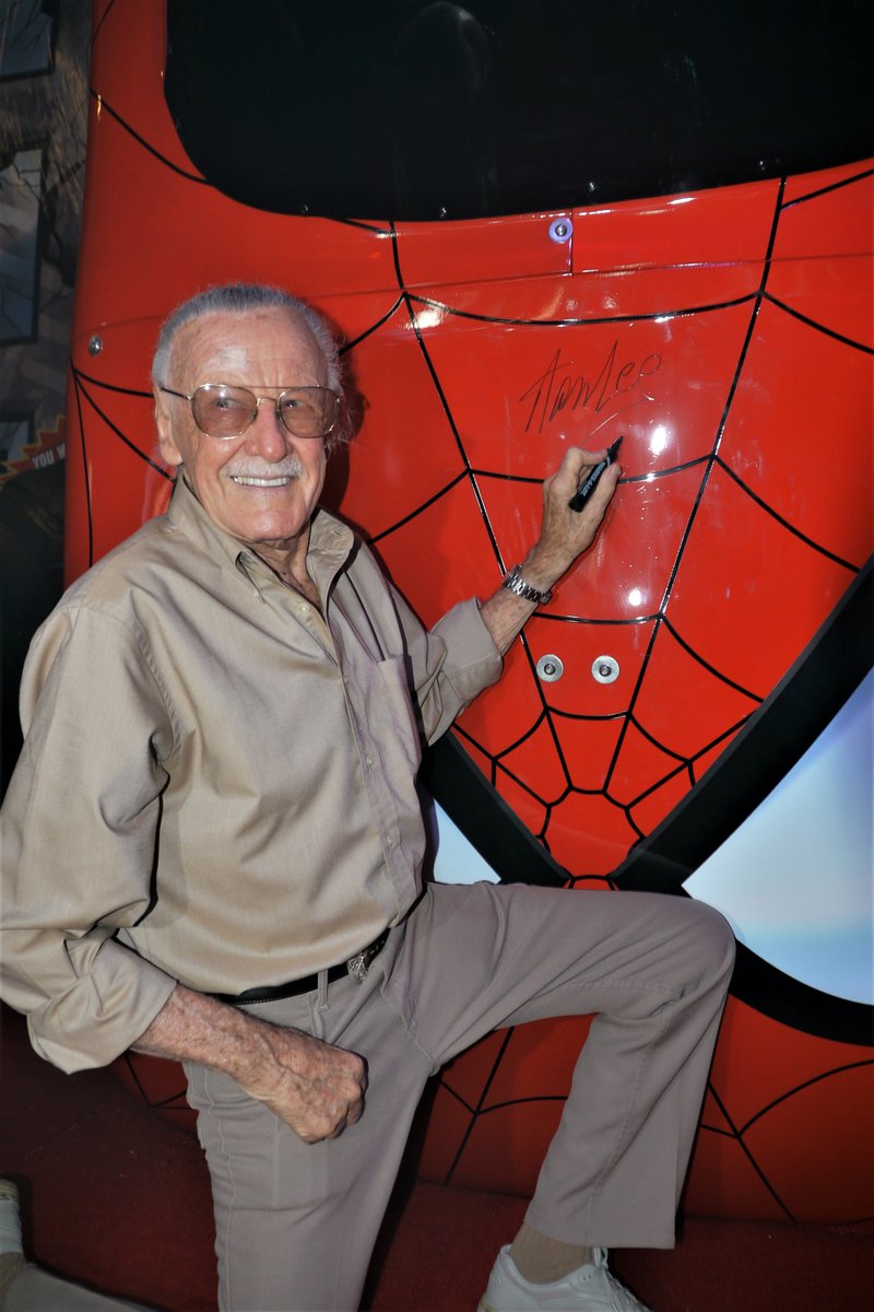 TheRealStanLee's tweet photo. About 10% of the world's population is left-handed. Just another way Stan stood out! #LeftHandersDay https://t.co/xRA1xJXJJX