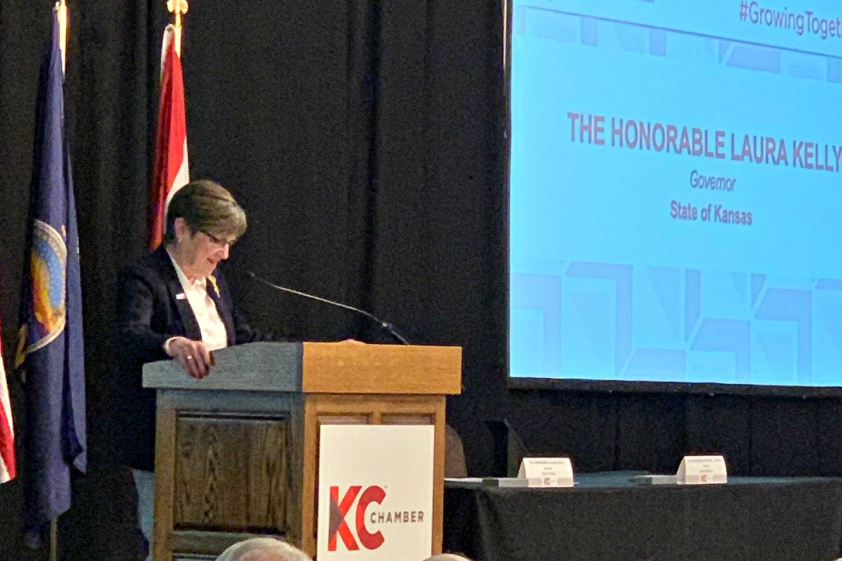 MarkOneElecCo's tweet photo. Here we GROW Kansas City! Wonderful event this morning celebrating the end of the #KS #MO economic border war. Thank you, @GovParsonMO @GovLauraKelly! #GrowingTogetherKC #HowWeDoKC https://t.co/07XTFEDzMd