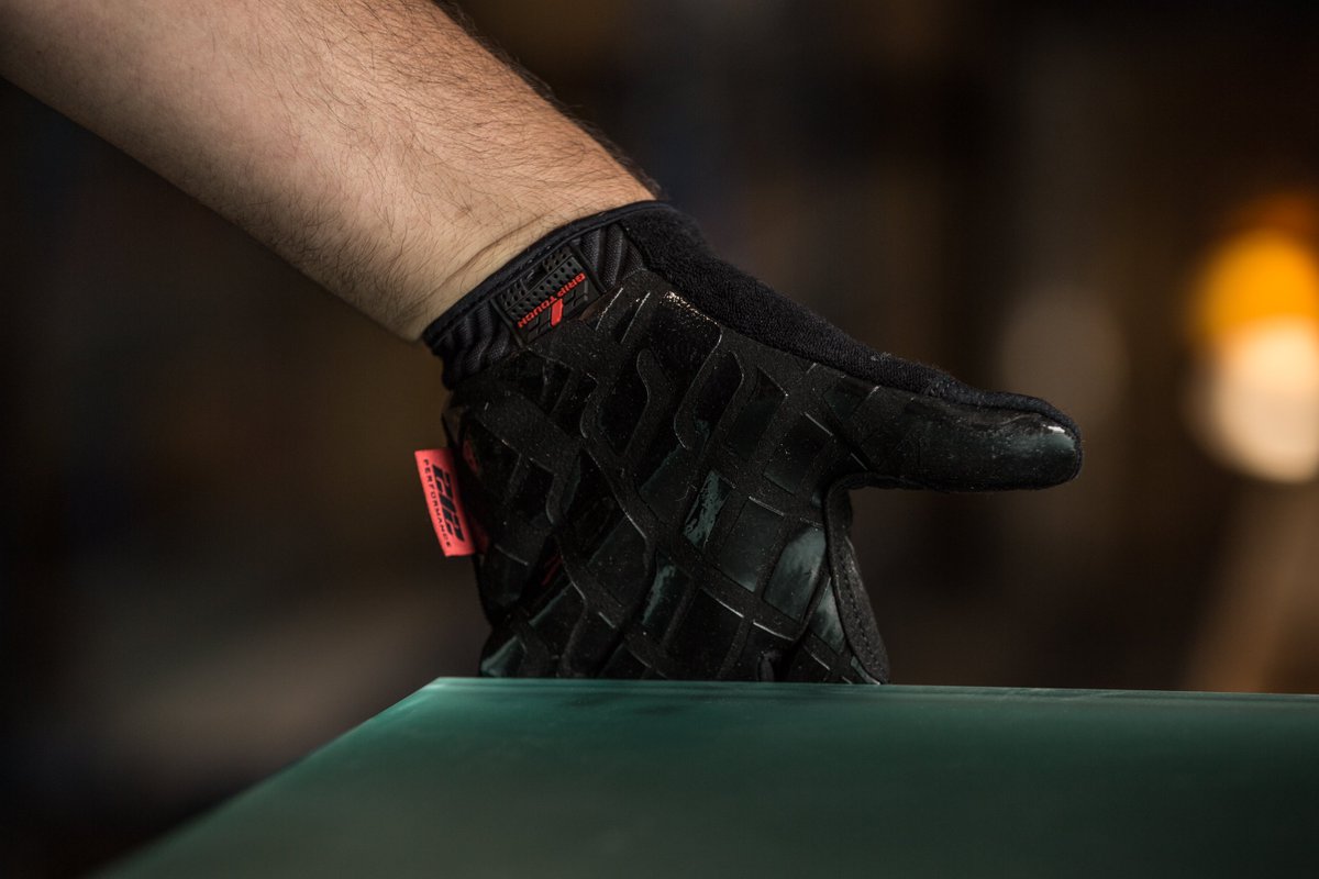 212Gloves's tweet photo. The silicone grip control material offers 3x the grip compared to other synthetic materials. #212Performance https://t.co/gNFX3EV6zX