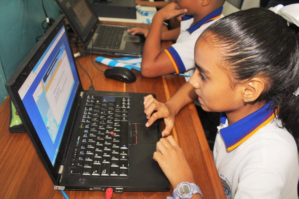 JorgeAcaiturri's tweet photo. Uno de nuestros objetivos es buscar el desarrollo de los estudiantes a través de la tecnología, por eso continuamos dotando de equipos de computación a escuelas de la urbe.
Hoy estuvimos en la escuelita particular Manuela Garaycoa en los Vergeles . 
@dasealcaldiagye 🖥🖥 https://t.co/uRQGx6vtqI