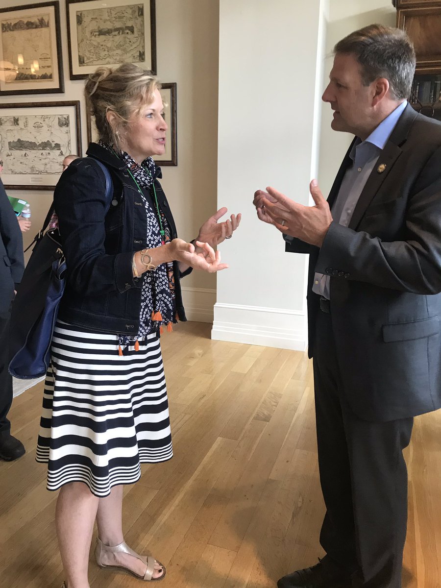 stevefortier86's tweet photo. Dozens of @KeeneState_ students and faculty are attending the annual NH-INBRE annual conference. Today, @GovChrisSununu visited with some of our students during the poster session. More KSC students present tomorrow. https://t.co/GwTPM8dANX