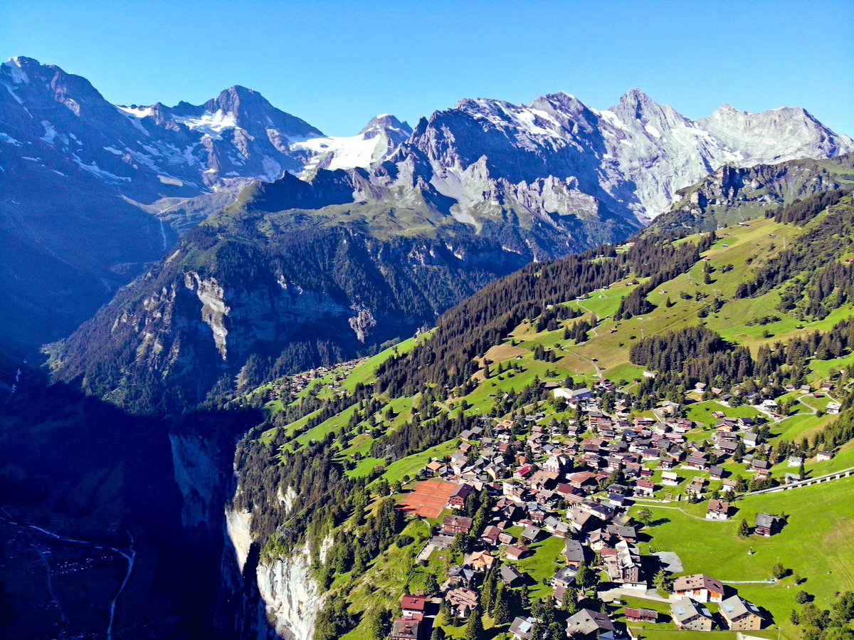 Situated at the abyss - Mürren 🇨🇭

#mürren #murren #switzerland #jungfrauregion #lauterbrunnental #bestoftheday #cliff #mountains #hike #swiss #alps
