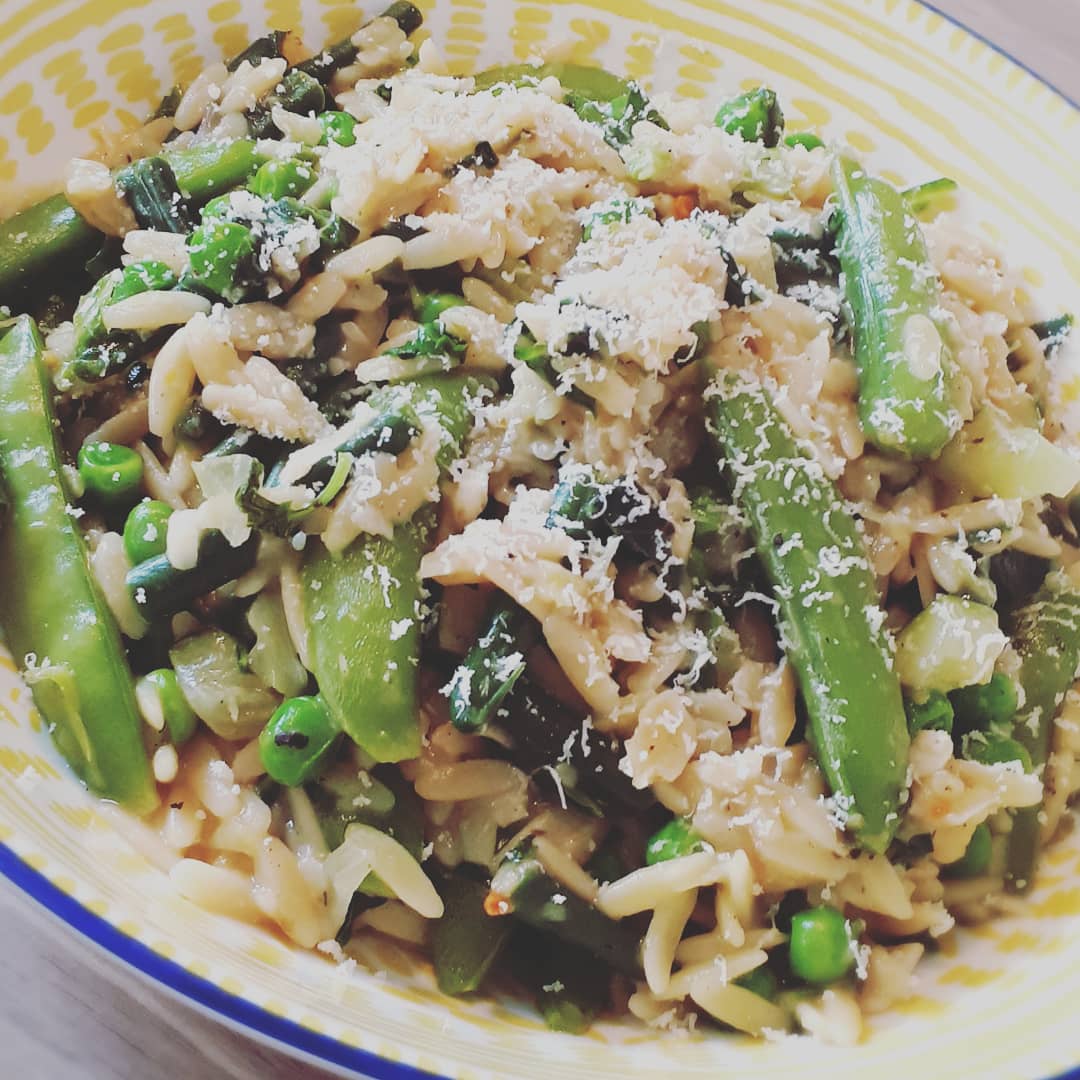 LesleyMaltman's tweet photo. All the greens
๐ธ๐ธ๐ธ๐ธ๐ธ
Orzo with shallot, garlic, sugar snap peas, fine beans, cabbage, courgette, peas, oregano, basil, parmesan & a squeeze of lemon
๐ป๐ป๐ป๐ป๐ป
#onedishmeal #meatfreemeals #quickandeasydinner #givepeasachance #alltheveg #meatlessmeals #loveorzo https://t.co/IHZpSlT9rS