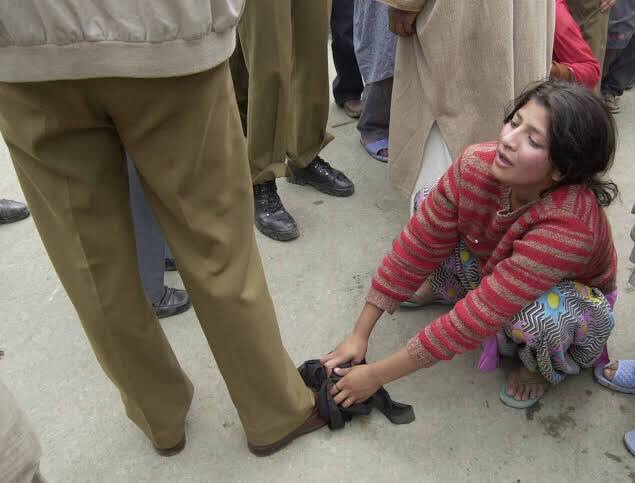 Parasjahanzaib1's tweet image. Want to ask @priyankachopra @deepikapadukone @MirzaSania @AnushkaSharma @BDUTT &amp;amp; other women icons in #India how they feel being women when their #IndianArmy soldiers are deflowering &amp;amp; killing innocent Muslim girls &amp;amp; women in #Kashmir? @hrw #SaveDaughterOfKashmir #Bollywoodwakeup