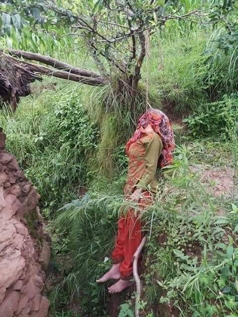 Parasjahanzaib1's tweet image. Want to ask @priyankachopra @deepikapadukone @MirzaSania @AnushkaSharma @BDUTT &amp;amp; other women icons in #India how they feel being women when their #IndianArmy soldiers are deflowering &amp;amp; killing innocent Muslim girls &amp;amp; women in #Kashmir? @hrw #SaveDaughterOfKashmir #Bollywoodwakeup