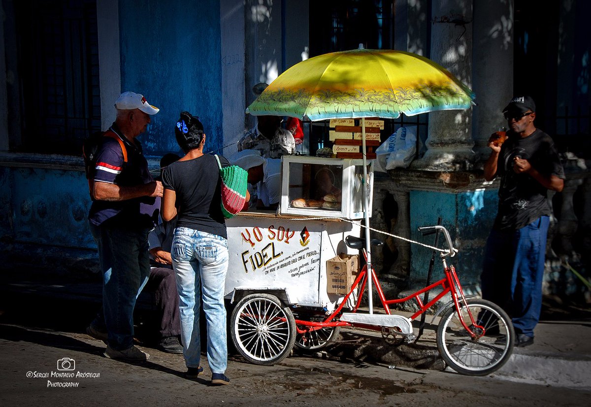 "Hay hombres que luchan un día y son buenos. Hay otros que luchan un año y son mejores. Hay quienes luchan muchos años, y son muy buenos. Pero hay los que luchan toda la vida, esos son los imprescindibles»
#FidelSiempre #streetphotographycuba #Cuba <a href="/radiorebeldecu/">Radio Rebelde - Cuba</a>