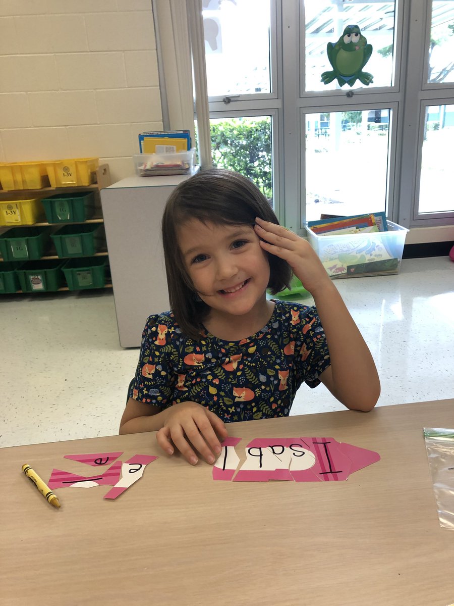 TechieTeacher4's tweet photo. Day 2 of Kindergarten means name puzzles! @sunrayexplorers #Sunraysoars https://t.co/a20euTn5Oi