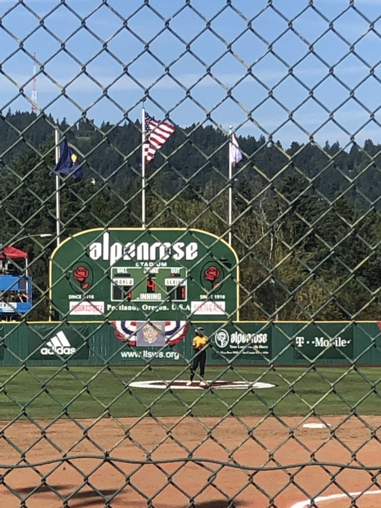 FmrTigardMayor's tweet image. 🥎 Let’s go Oregon District 4 (Willow Creek) vs @RowanLLsoftball in @LLSBWS semi-finals on @espn 👏 Thanks @dairyalpenrose 🥀 #GirlsGotGame #Softball #LittleLeague