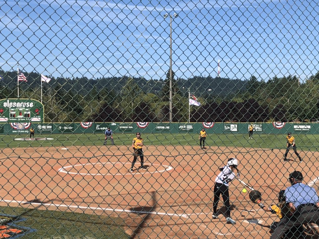 FmrTigardMayor's tweet image. 🥎 Let’s go Oregon District 4 (Willow Creek) vs @RowanLLsoftball in @LLSBWS semi-finals on @espn 👏 Thanks @dairyalpenrose 🥀 #GirlsGotGame #Softball #LittleLeague