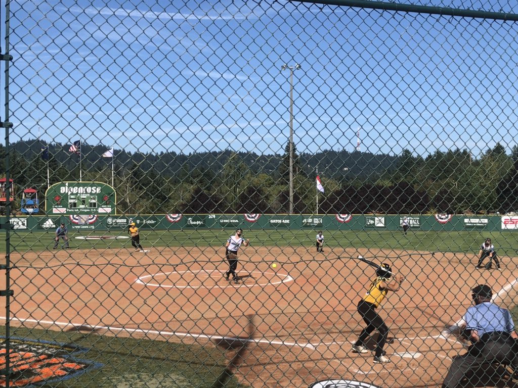 FmrTigardMayor's tweet image. 🥎 Let’s go Oregon District 4 (Willow Creek) vs @RowanLLsoftball in @LLSBWS semi-finals on @espn 👏 Thanks @dairyalpenrose 🥀 #GirlsGotGame #Softball #LittleLeague