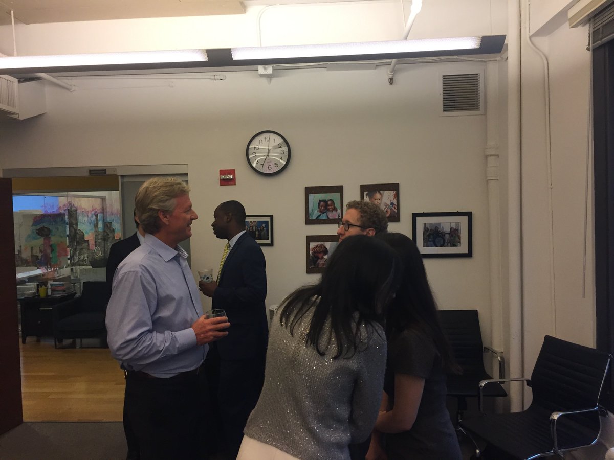 YouthInc_NYC's tweet photo. Sometimes it’s important to celebrate the people who make the work possible! This evening we hosted our young professionals board &amp; sustaining board for a summer social. We could not be more thankful for such passionate &amp; dedicated champions #RaisingOurCity #TuesdayMotivation https://t.co/4APxzpnGVv
