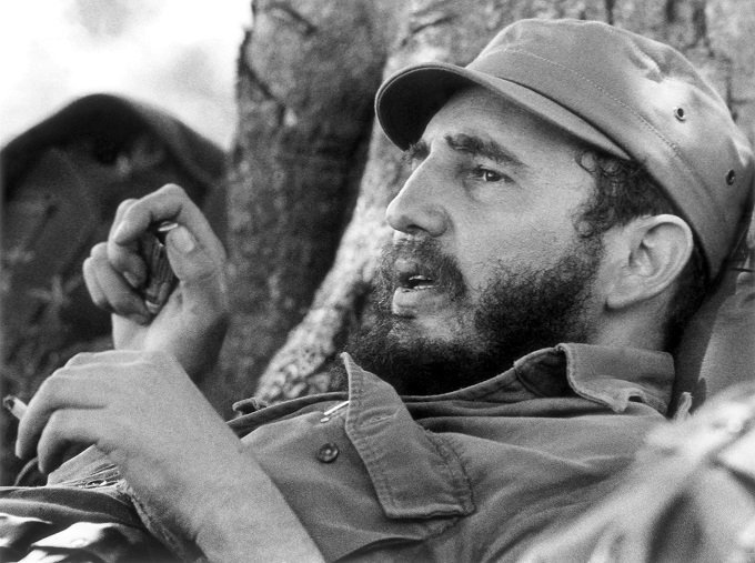 AlfonsoRamrezL2's tweet photo. #ADNFidel La humildad y humanidad de #Fidel hizo que un pueblo entero lo siguiera desde aquella épica frase "Condenadme, no importa la historia me absolvera" en octubre de 1953. #FidelVive su obra sigue. #FidelCastro https://t.co/o8J71nCGNX