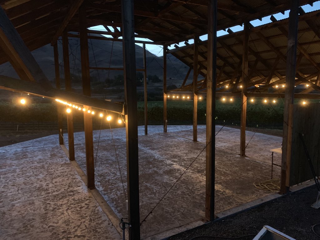 rivaura_wine's tweet photo. From Bull Barn to Picnic Barn in the Vineyard... #idahowines #VisitLCValley #greatnorthwestwine #lewisclarkwine https://t.co/jJhKOxSbye