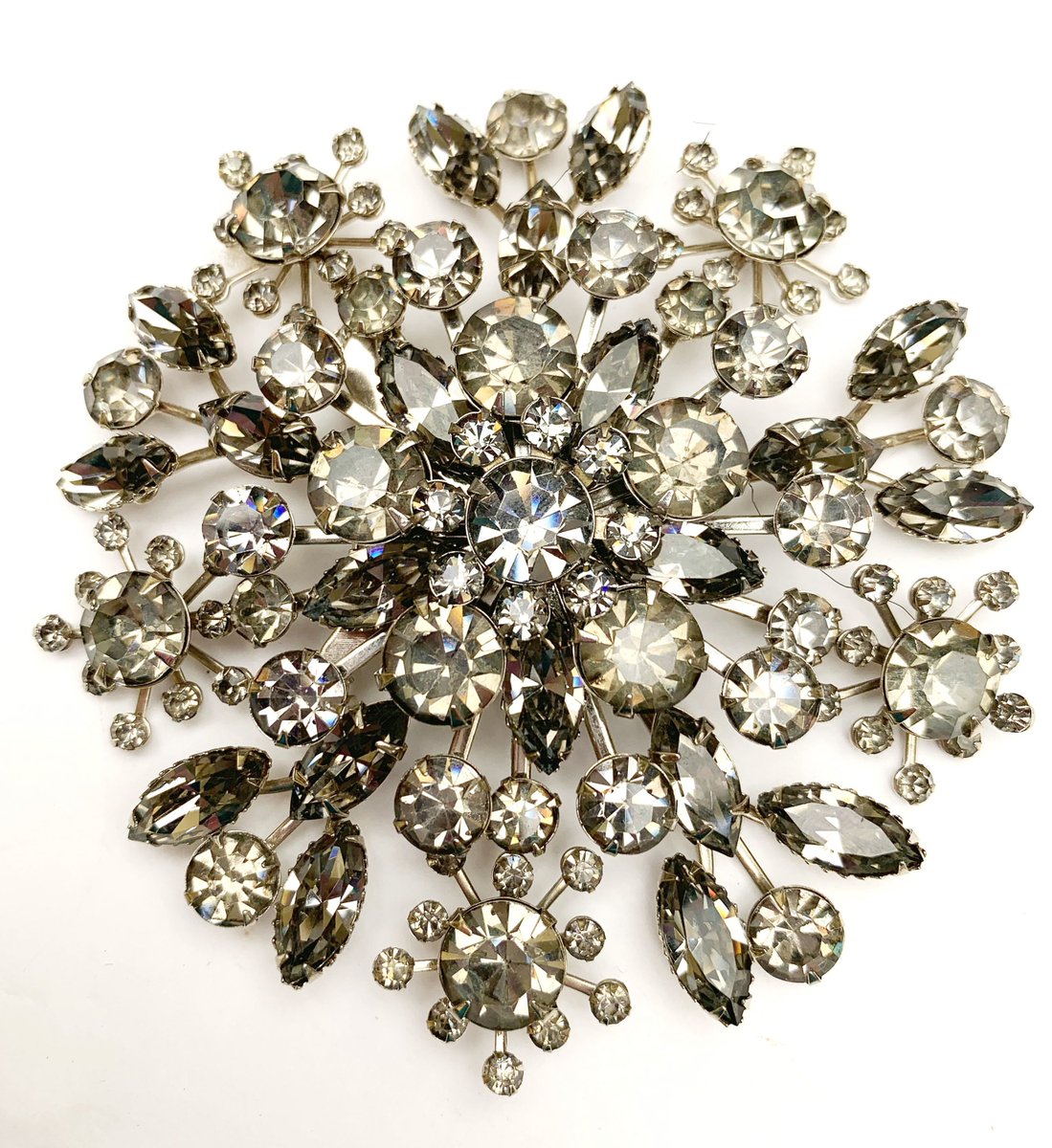 serendipitytrea's tweet image. Statement 4 inch Brooch Large Atomic Pin gray Rhinestone domed layered Mid Century Snow flake #AtomicBrooch #AtomicPin 
$65.00
➤ tinyurl.com/y6pce6n3