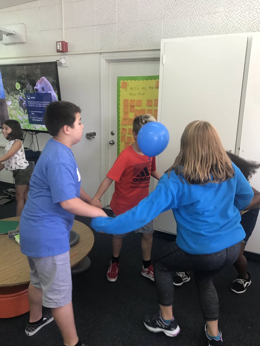 zinnelhermosa15's tweet photo. Student working together to keep the balloon in the air! SEL strategies! @Hermosa_Drive #fsdday2 #fsdlearns https://t.co/LEpdB9kpSp