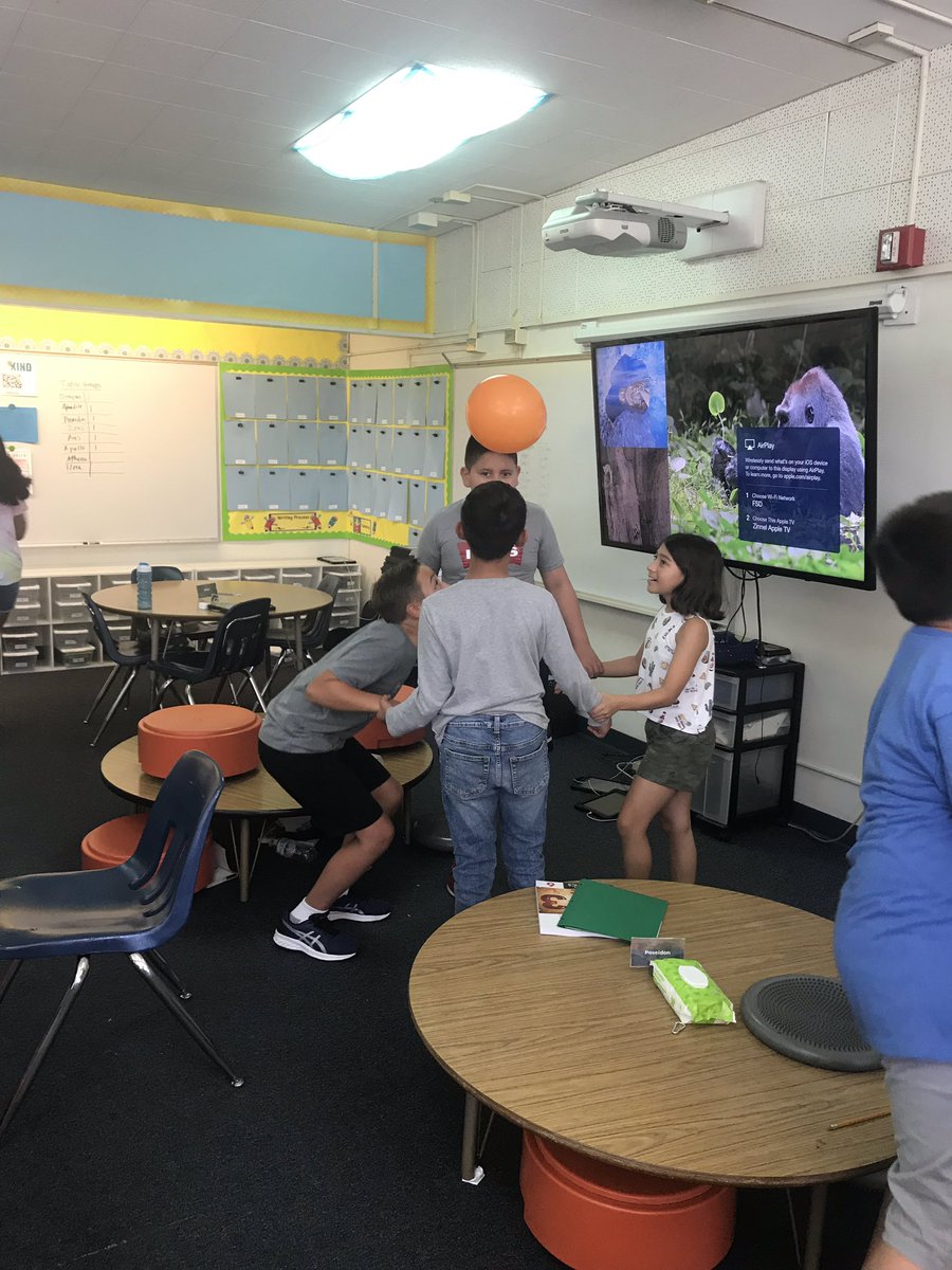 zinnelhermosa15's tweet photo. Student working together to keep the balloon in the air! SEL strategies! @Hermosa_Drive #fsdday2 #fsdlearns https://t.co/LEpdB9kpSp