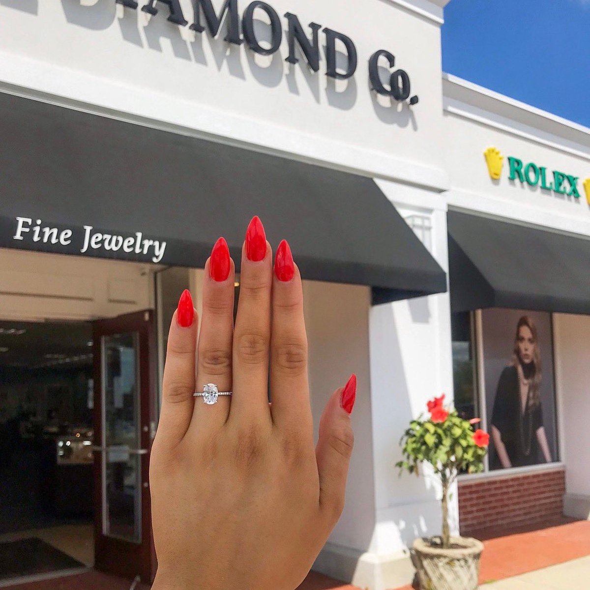 Put a ring on it! ✋💍✨Happy national left handers day! #nationallefthandersday #ringselfie #engagementring #diamondring #ovalengagementring