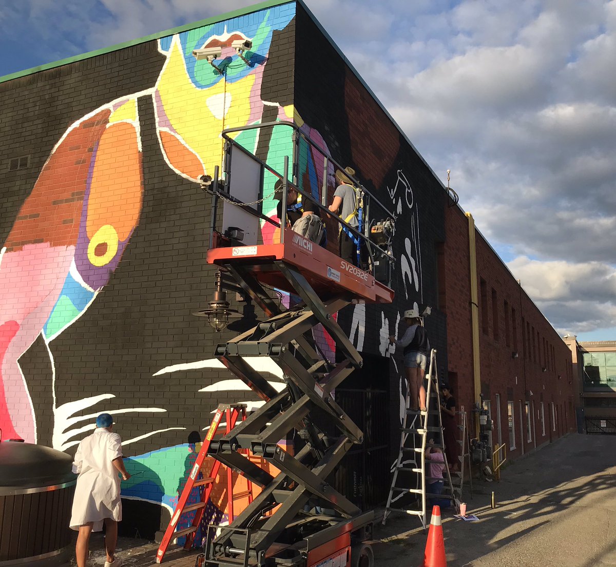 SHouleDrapeau's tweet photo. Sudbury ajoute encore des couleurs à sa palette. L’artiste RISK qui transformera l’ancien hôpital Saint-Joseph en « usine à rêves » est arrivé. Il devrait se mettre à l’oeuvre dès demain. #icino #uphere5 @UpHere @ogRISK https://t.co/h6KmFv0OKq