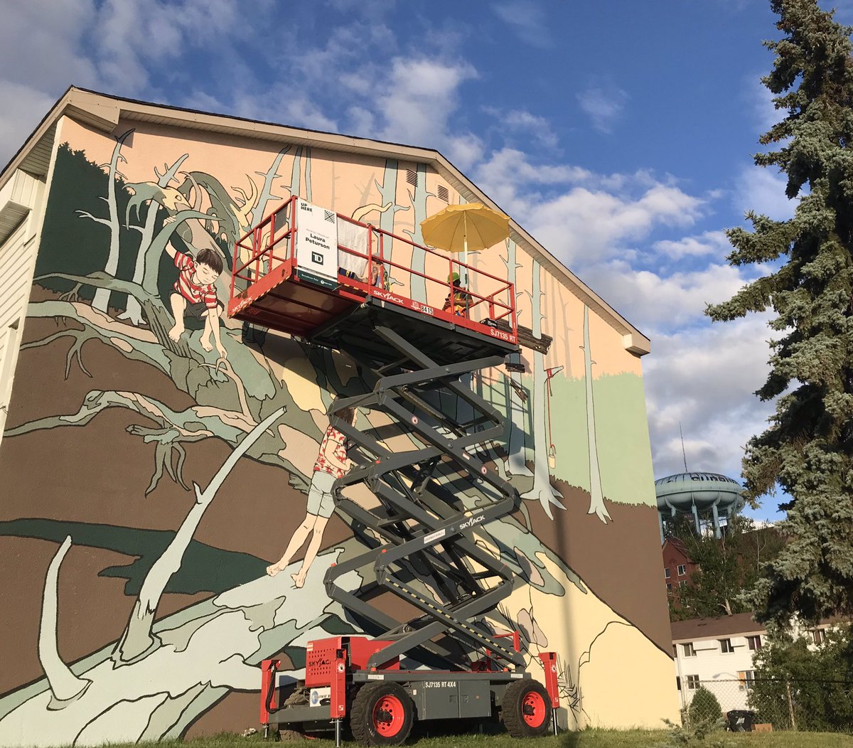 SHouleDrapeau's tweet photo. Sudbury ajoute encore des couleurs à sa palette. L’artiste RISK qui transformera l’ancien hôpital Saint-Joseph en « usine à rêves » est arrivé. Il devrait se mettre à l’oeuvre dès demain. #icino #uphere5 @UpHere @ogRISK https://t.co/h6KmFv0OKq