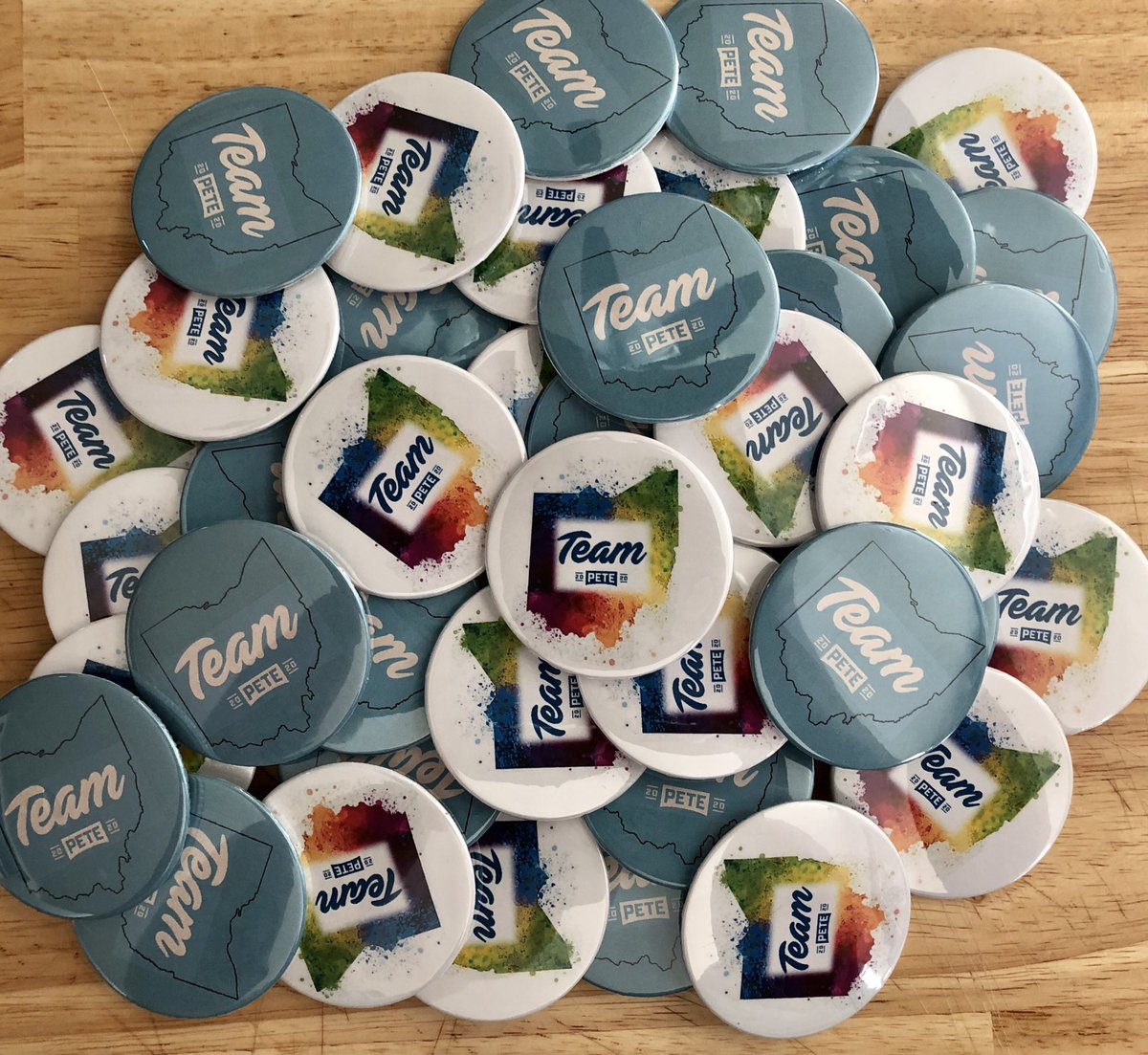ButtonsPete's tweet photo. Ohio is the newest recipient of a custom #Buttibutton pack through our Global Pete-Up Buttibutton Fund! Thank you @IndependentKel1 (aka Buckeye for Pete) for spreading the word about @PeteButtigieg! Are YOU organizing an event in your area? Check our the GPUB Fund program! 😊 https://t.co/pQqDXozPry