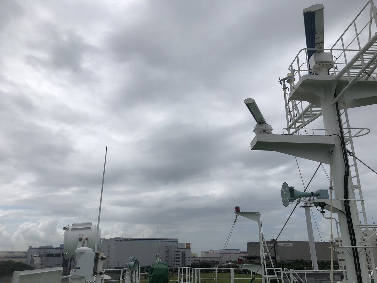 takabo77's tweet photo. Because it is in front of the typhoon, clouds are creepy.
 I think the wind is strong around here😓

台風の前で、雲がやばい感じです。

この辺も風が強くなるのかなぁ。

#typhoon #spookyclouds #kawasakiport #tokyobay #japan #seamenslife #lifeonship #台風 #不気味な雲 #川崎港 #東京湾 https://t.co/PHpJdAjQp7