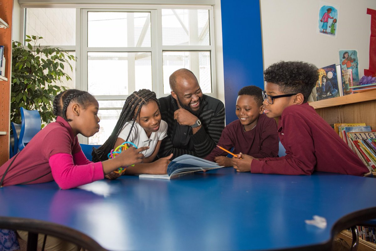 acbridges19's tweet photo. Four Scholars, One Teacher, One Book, One Pencil Can Change The World 🌍!
#WorldClass #FPCSSE #FriendshipFWD19 #Convocation19 #Scholars #WeAreSE #Circa16 https://t.co/2935TAalxs