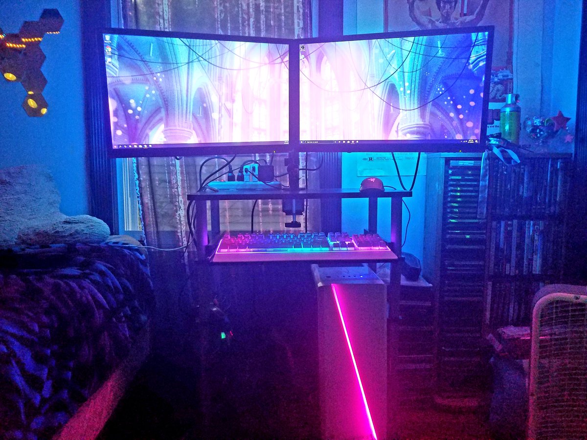 AndroidPriest's tweet image. I've never felt more at home anywhere on earth, I'm actually crying. Is this real life???????

#myfirstpc #pcbuild #aesthetics #vaporwave #outrun #synthwave #cathedral