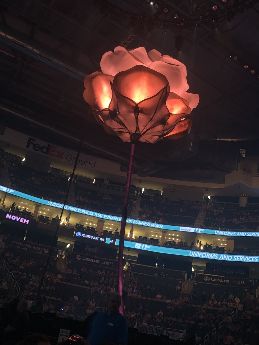 mendesnoted's tweet photo. I’ve been so busy I never got to post anything but I was BASICALLY B STAGE BARRICADE last week when I saw Shawn! What an experience https://t.co/5WCnmlJRDx