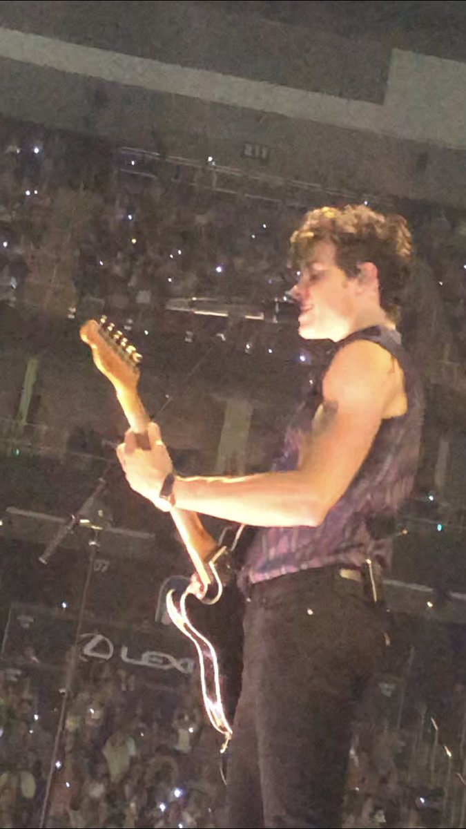 mendesnoted's tweet photo. I’ve been so busy I never got to post anything but I was BASICALLY B STAGE BARRICADE last week when I saw Shawn! What an experience https://t.co/5WCnmlJRDx