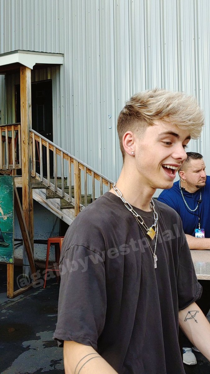 gabsxrosex's tweet photo. i love corbyn besson with all my heart and he makes me so happy, thank you for saying hi to my little cousins for me, they love you so much and really hope to meet you someday :) #smilesforcorbyn https://t.co/B7AOyjn6dG