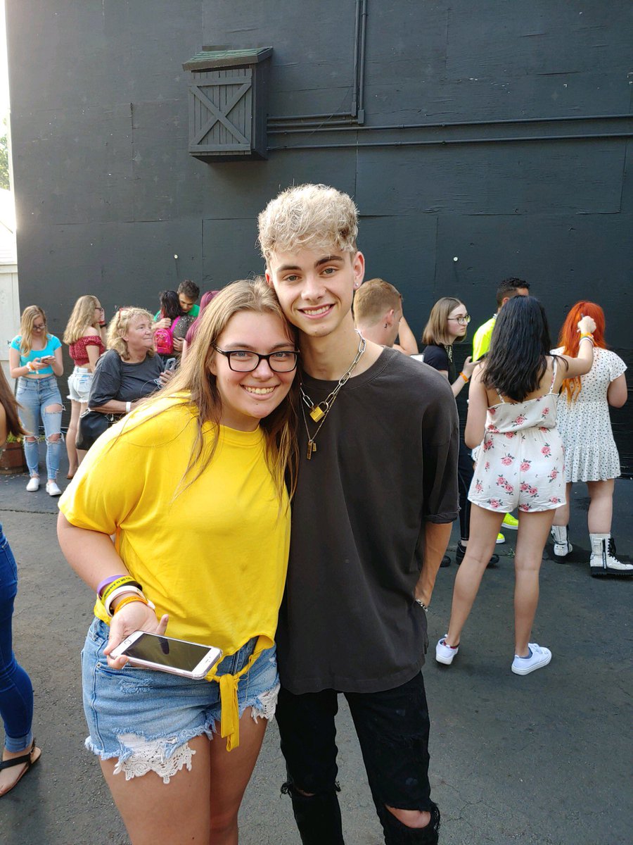 gabsxrosex's tweet photo. i love corbyn besson with all my heart and he makes me so happy, thank you for saying hi to my little cousins for me, they love you so much and really hope to meet you someday :) #smilesforcorbyn https://t.co/B7AOyjn6dG