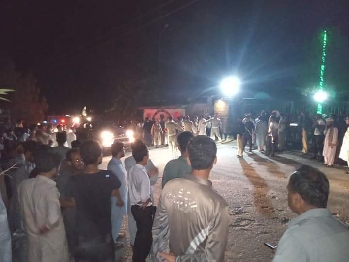DiLDiLGB's tweet photo. افسوسناک خبر😭

ہیلی پیڈ گلگت میں 14 اگست کی مناسبت سے FCNA کے زیر انتظام تقریب کے دوران دیوار گرنے کے باعث 5 افراد جاں بحق جبکہ خاتون اور بچے سمیت 18 افراد زخمی حالت میں ہسپتال منتقل۔ یا اللہ رحم😭
#GilgitBaltistan #14thAugust
#IndependenceDay2019 #IndependenceDay #PakistanArmy https://t.co/hY2RS116y0