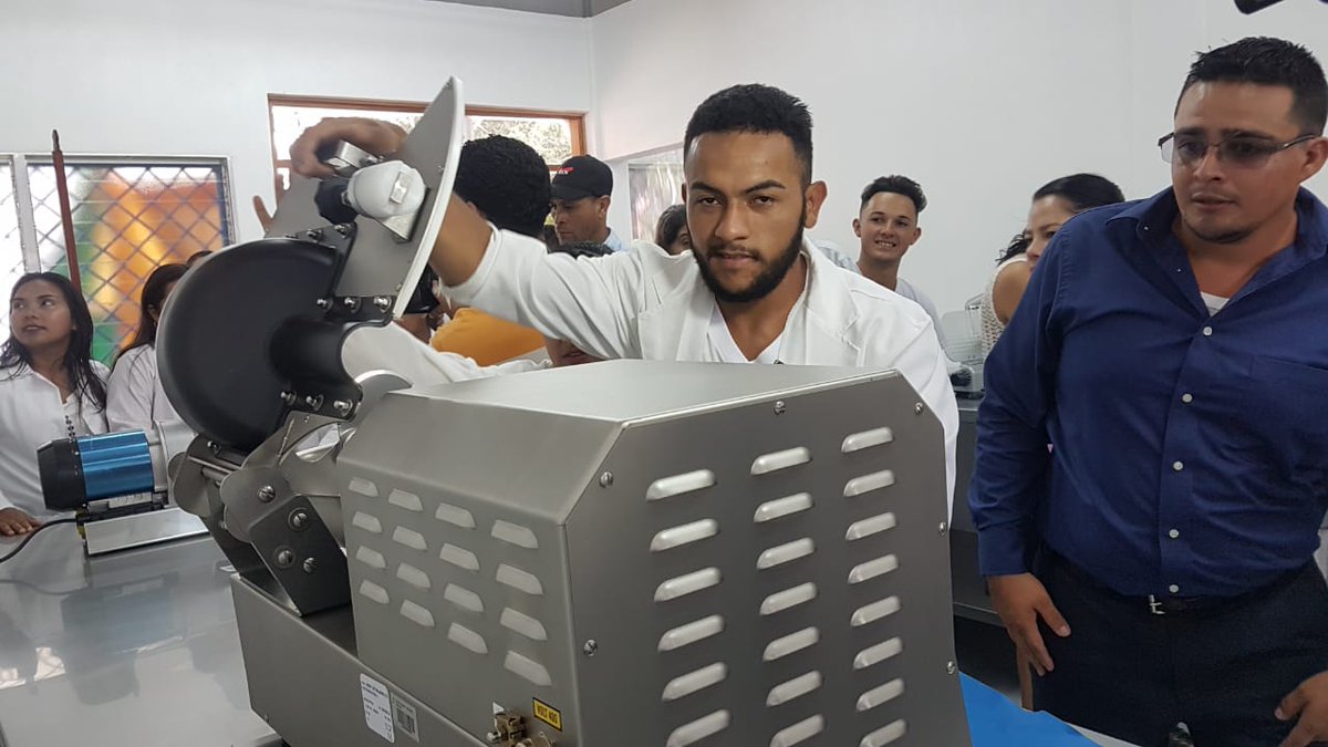 TecNacional's tweet photo. Autoridades y Estudiantes Técnicos del Centro Tecnológico de Jalapa inauguran el Laboratorio para Procesamiento Cárnico “Cmdte. Tomas Borge Martínez” #TomasValiente 👩🔬👨🔬 https://t.co/ptKyZppJXk