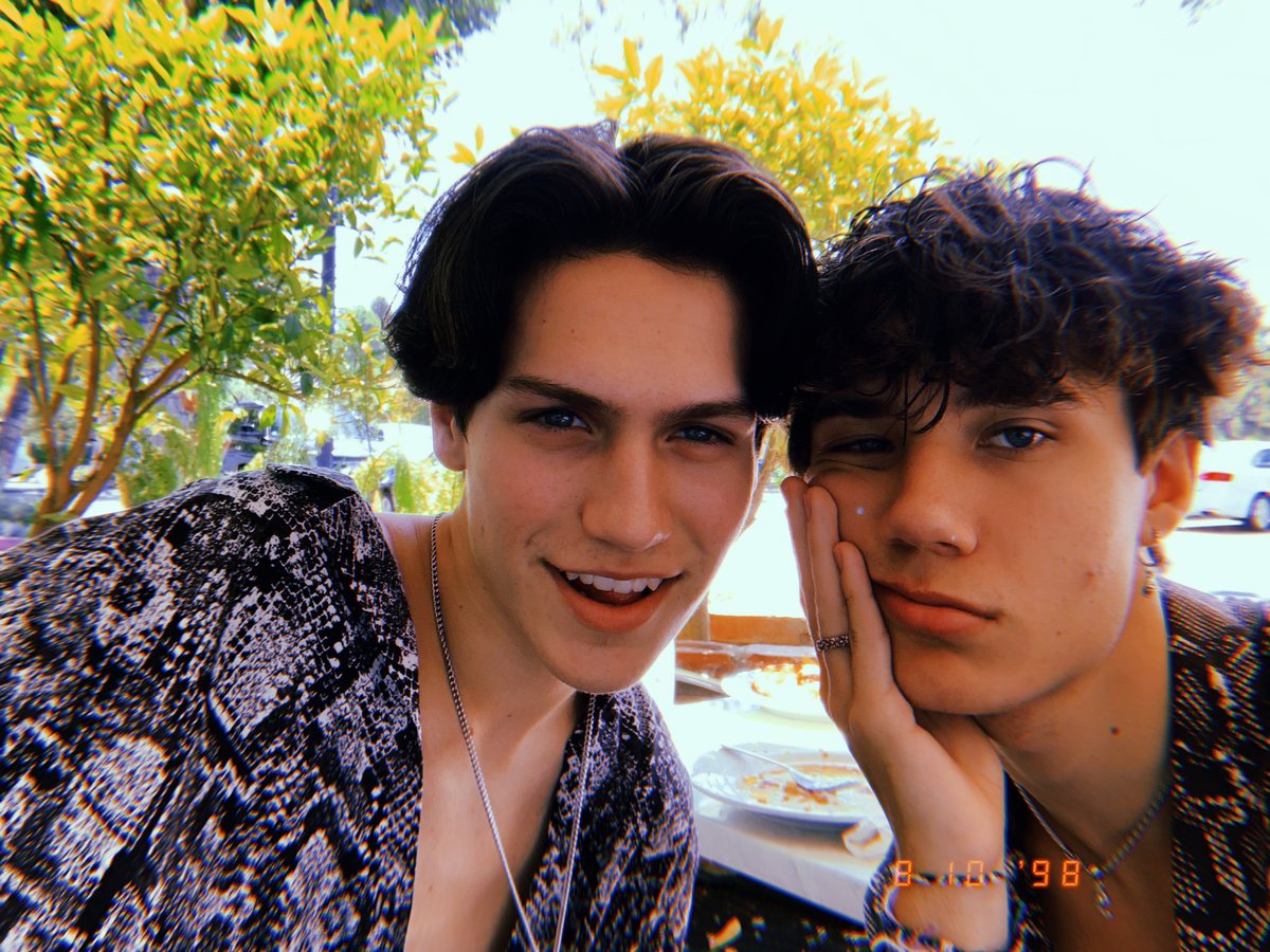 xhuddy's tweet photo. we’re wild https://t.co/3GztLjhy5k