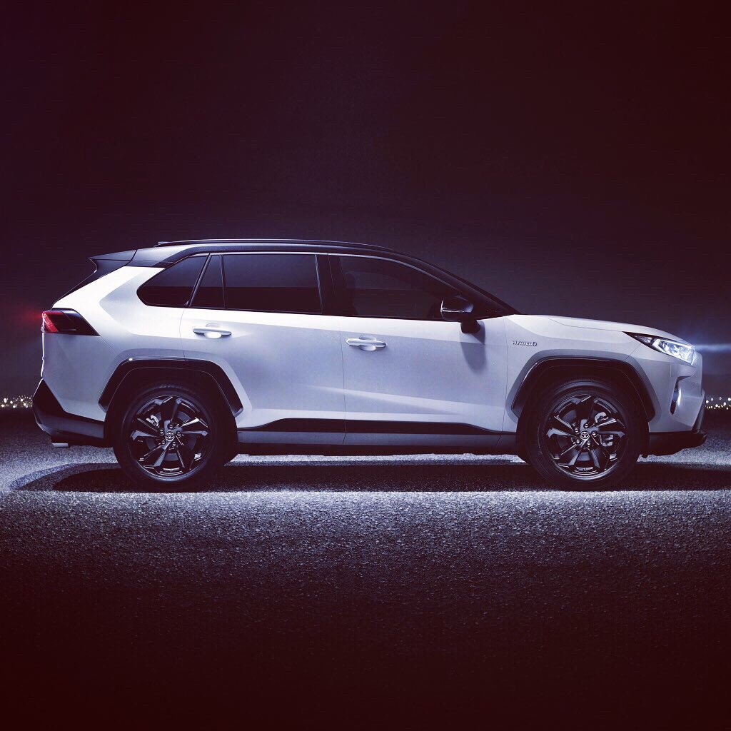 Fazla seçenek sunmak bazen çok yönlülükten, bazen de özgüven eksikliğinden kaynaklanır🙄 Yeni #RAV4'ün motor menüsünü sadece hibritle sınırlayan #Toyota, #Hibrit benden sorulur diyor💪🏻 O hibrit sistemi ki 4x4 çekiş seçeneğinde (222 hp) daha az yakmayı başarıyor🔥