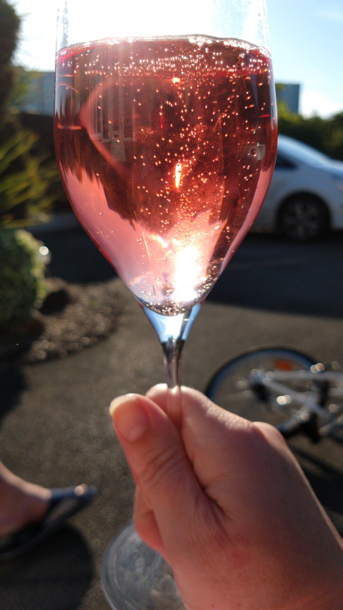 ClaireThrive's tweet photo. #NationalProseccoDay #TuesdayThoughts #relax 💗 https://t.co/uxaojyFdVX